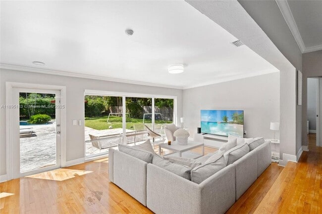 10626 NE 10th Ct in Miami Shores, FL - Building Photo - Building Photo