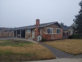 560 Gilbert Ave in Oakdale, CA - Building Photo