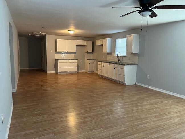 8826 Crestview Dr in Houston, TX - Building Photo - Building Photo