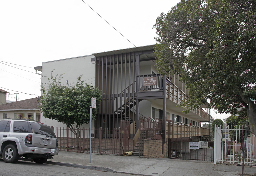 School Street Apartments in Oakland, CA - Building Photo