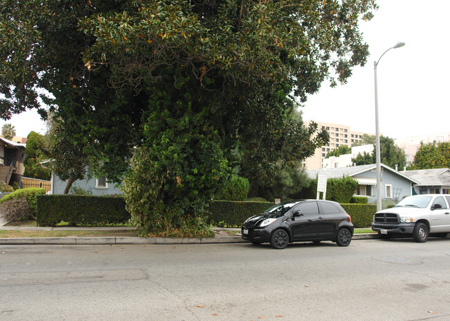 Lourine Court Apartments in North Hollywood, CA - Foto de edificio - Building Photo