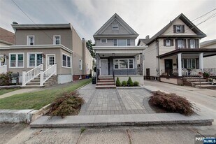 262 Main St in East Rutherford, NJ - Building Photo
