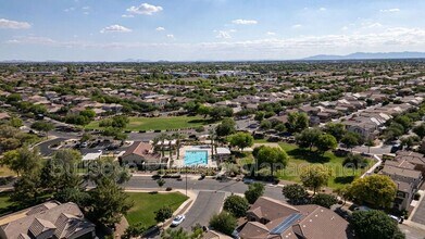 1712 S Martingale Rd in Gilbert, AZ - Foto de edificio - Building Photo