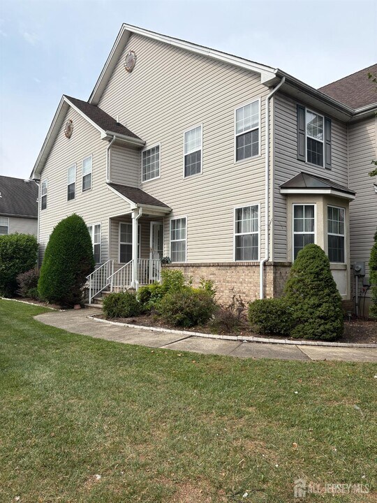 30 Palmetto Way in North Brunswick, NJ - Building Photo