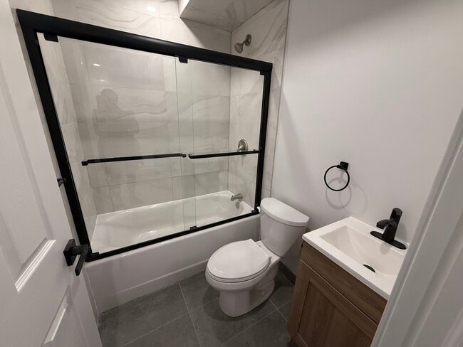 7032 Birnam Rue in Montréal, QC - Building Photo - Building Photo