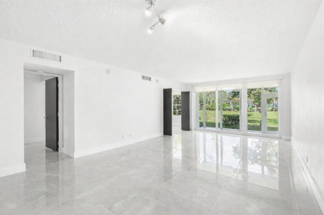 500 Oaks Ln in Pompano Beach, FL - Building Photo - Building Photo