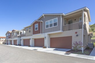 Vineyard Village in Buellton, CA - Foto de edificio - Building Photo