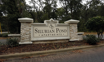 Silurian Pond in Pensacola, FL - Foto de edificio - Building Photo