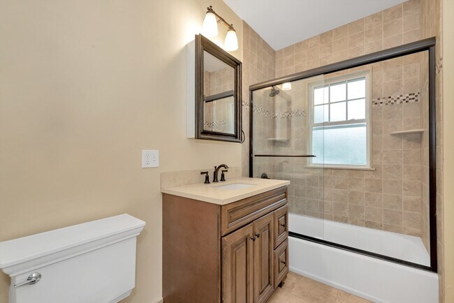 577 Commonwealth Ave, Unit 1 in Newton, MA - Building Photo - Building Photo