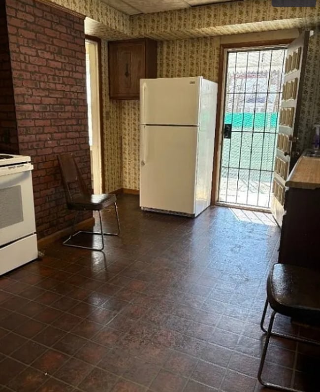 property at 10814 Hull Ave