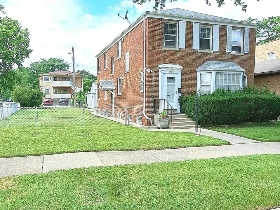 8700 Trumbull Ave in Skokie, IL - Building Photo
