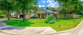 301 Nicole Way in Bastrop, TX - Building Photo