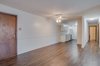 Howard Garden Apartments in Greenfield, WI - Foto de edificio - Interior Photo