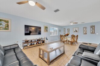 2401 Riverbluff Pkwy in Sarasota, FL - Building Photo - Building Photo