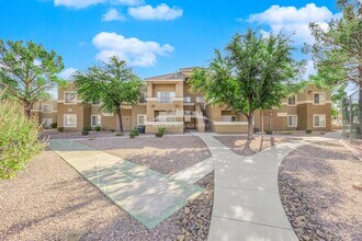 8070 W Russell Rd in Las Vegas, NV - Building Photo - Building Photo