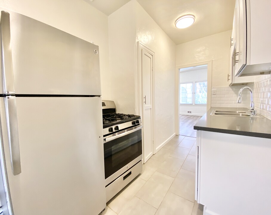 832 N Alta Vista Blvd in Los Angeles, CA - Building Photo