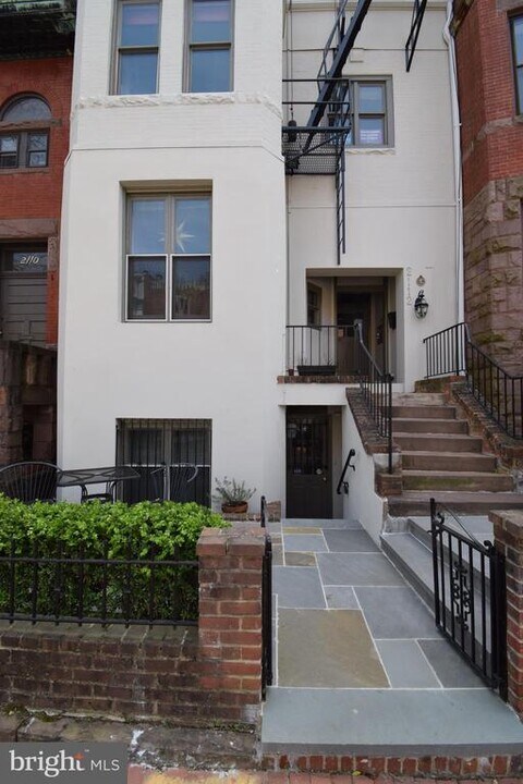 2112 O St NW in Washington, DC - Building Photo
