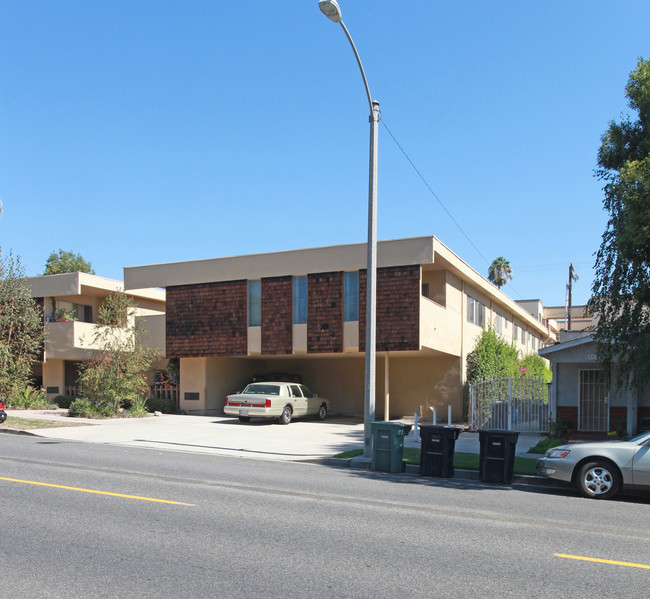 558 E Magnolia Blvd in Burbank, CA - Foto de edificio - Building Photo