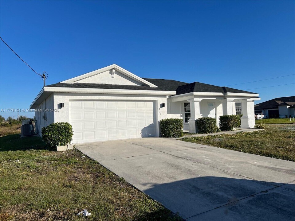 371 Portage Ave in Lehigh Acres, FL - Building Photo