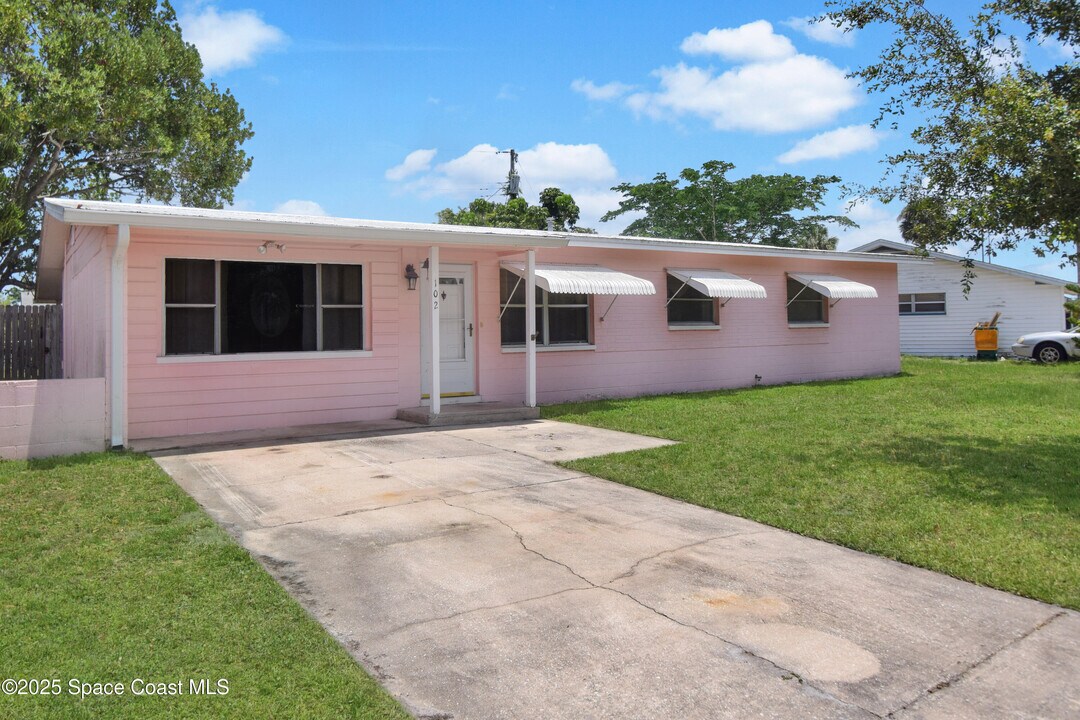 102 1st St in Merritt Island, FL - Foto de edificio