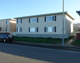 Pacific Manor Apartments in Pacifica, CA - Building Photo - Building Photo