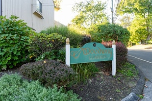 19 Woodway Rd in Stamford, CT - Building Photo