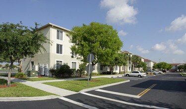 Cedar Grove Apartments in Miami Gardens, FL - Foto de edificio - Building Photo