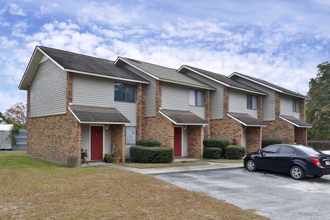 Liberty Woods Apartments in Hinesville, GA - Foto de edificio - Building Photo