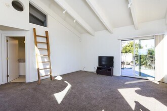 23635 E Cliff Dr in Santa Cruz, CA - Building Photo - Building Photo