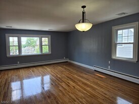 33 Park Dr N, Unit 2 in West Orange, NJ - Building Photo