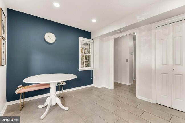 10855 Lockwood Dr in Silver Spring, MD - Foto de edificio - Building Photo
