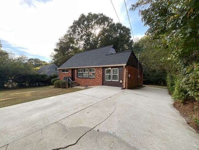 3011 Horse Shoe Dr in Atlanta, GA - Building Photo - Building Photo