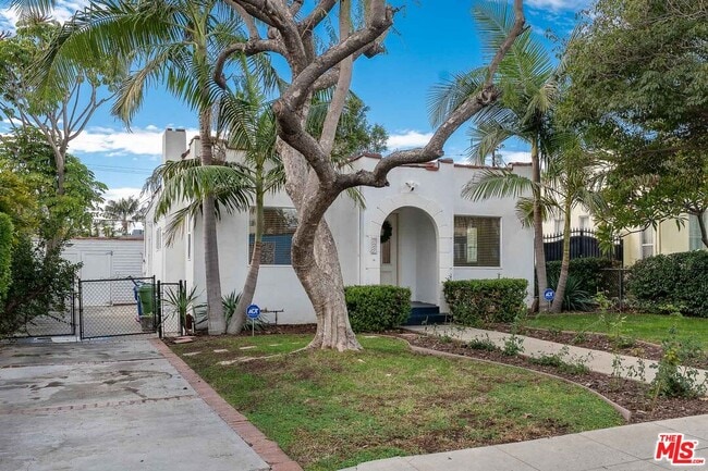 927 N Edinburgh Ave in West Hollywood, CA - Building Photo - Building Photo