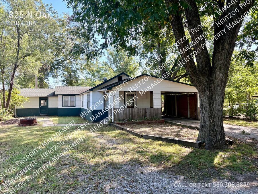 825 N Oak St in Ponca City, OK - Building Photo