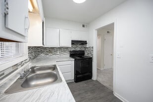 The Pines on Scott in Decatur, GA - Building Photo