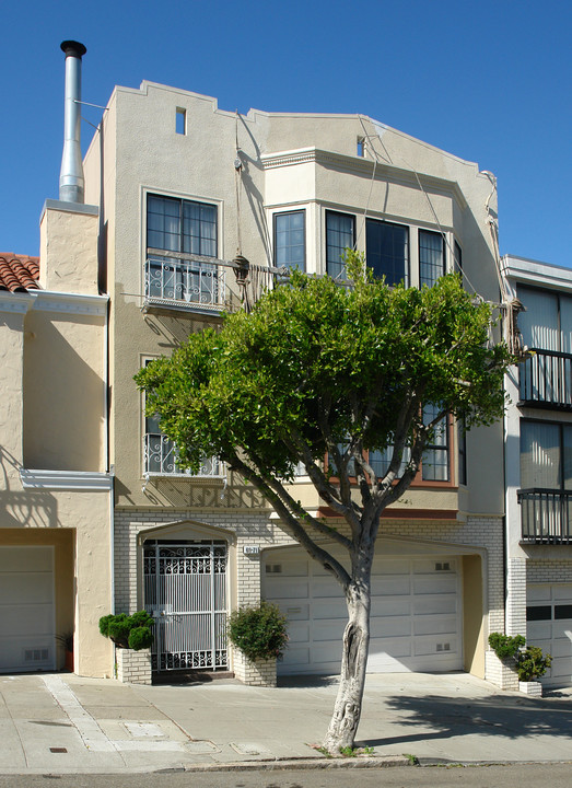 69 Beaumont Ave in San Francisco, CA - Building Photo