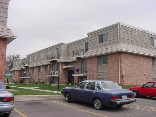 2003 Waterloo Rd in Cedar Falls, IA - Foto de edificio