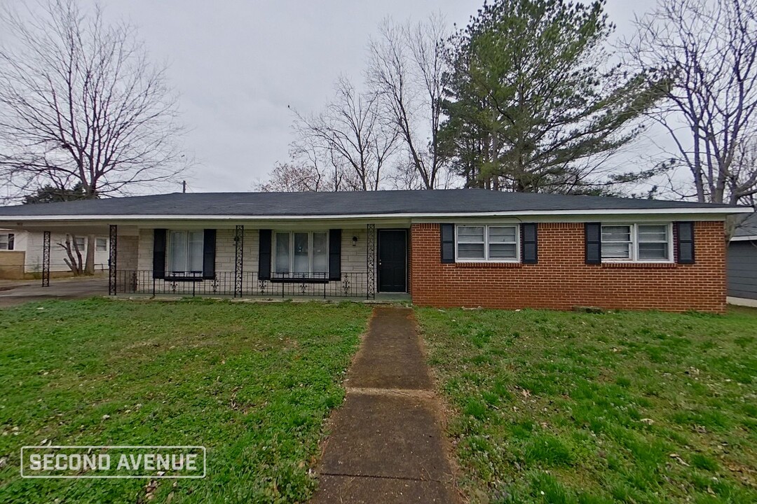 911 E 17th St in Sheffield, AL - Building Photo