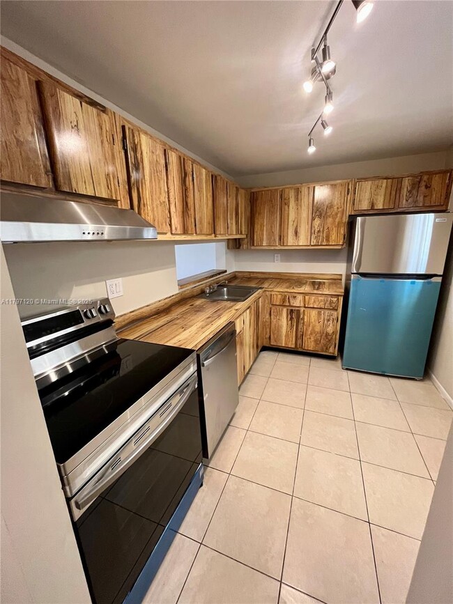 8005 SW 107th Ave in Miami, FL - Building Photo - Building Photo