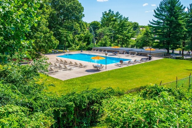 Seramonte Estates in Hamden, CT - Foto de edificio - Building Photo