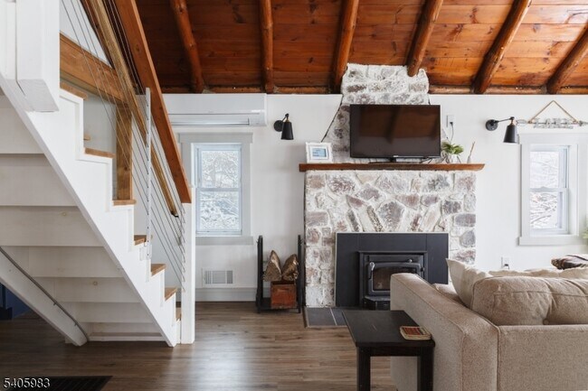 377 Lakeside Rd in West Milford, NJ - Building Photo - Building Photo