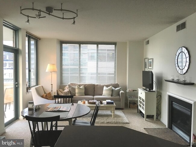 property at 851 N Glebe Rd