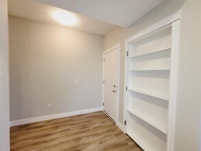 446 Allard Blvd SW in Edmonton, AB - Building Photo - Building Photo