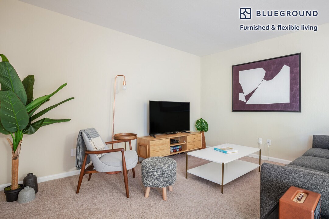 877 Heatherstone Way in Mountain View, CA - Building Photo