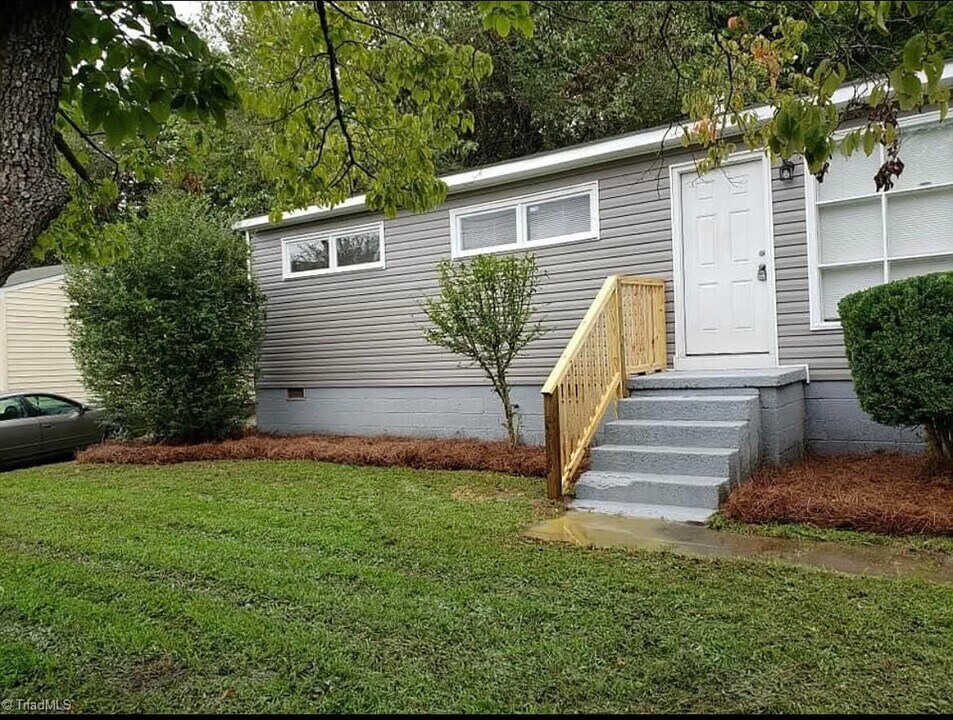 1008 Meadowbrook Blvd in High Point, NC - Building Photo