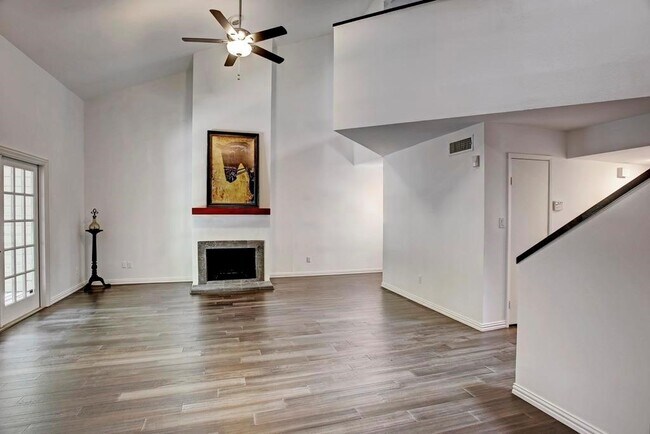 9400 Doliver Dr in Houston, TX - Building Photo - Building Photo