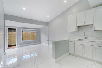 907 SW 15th Terrace in Fort Lauderdale, FL - Building Photo - Building Photo