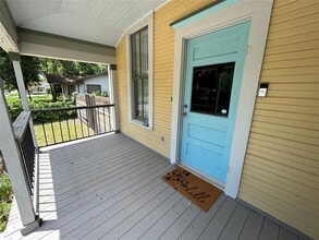 1009 Kimbro St in Taylor, TX - Building Photo - Building Photo