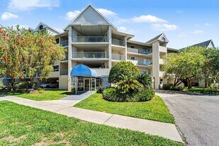 5567 Sea Forest Dr in New Port Richey, FL - Building Photo