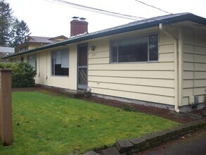 9725 Lake Steilacoom Dr SW in Lakewood, WA - Building Photo - Building Photo